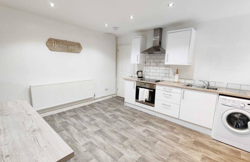 Bon-y-maen Apartment | Perfect Location with parking -Jersey Lodge