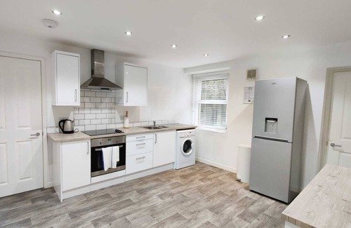 Bon-y-maen Apartment | Perfect Location with parking -Jersey Lodge