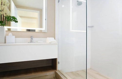 Bay Harbor Islands Hotel | Perfect Spot in Bay Harbor! 2 Units w/Balcony! Pet-friendly, Rooftop Pool!