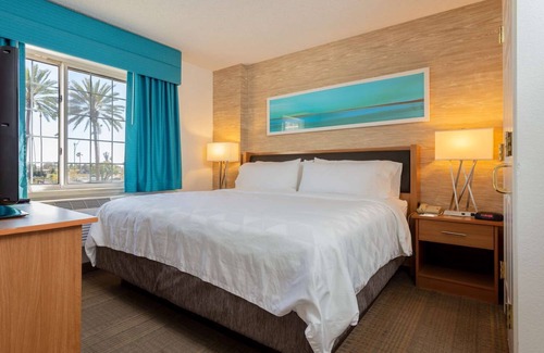 Anaheim Resort Hotel | Perfect Vacation in a Family Suite with Queen Bed and Bunk Bed! Outdoor Pool