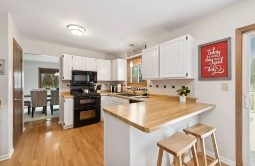 Zenda House | Pet friendly, 4 bedrooms and close to beaches!