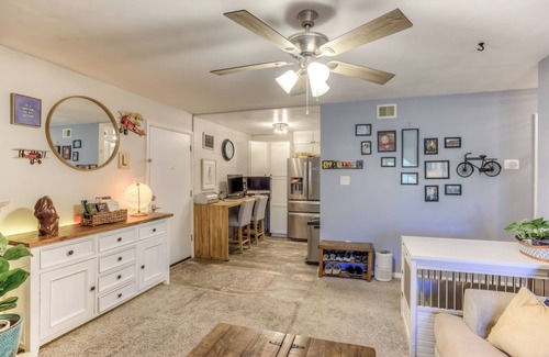 Casas Adobes Condo | Pet-friendly 1-bedroom condo in NW Tucson with Fireplace & Covered Patio