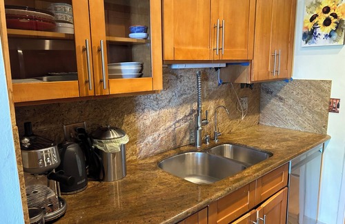 Bay Area Condo | Pet-friendly 2 bdrm condo with waterviews, near shops & transp., w/pool & gym