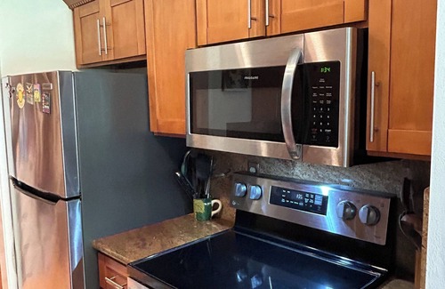 Bay Area Condo | Pet-friendly 2 bdrm condo with waterviews, near shops & transp., w/pool & gym