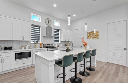 Dallas House | Pet-Friendly- 2BR Private Baths- Stylish Stay