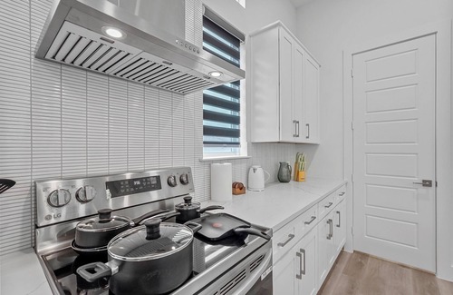 Dallas House | Pet-Friendly- 2BR Private Baths- Stylish Stay