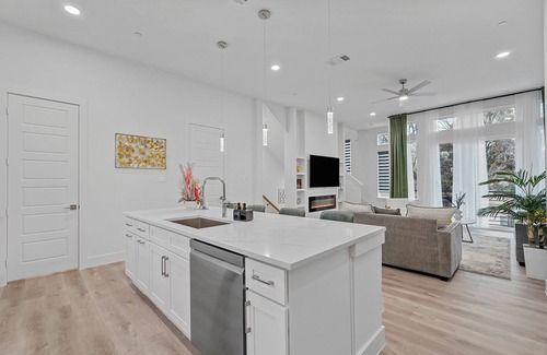 Dallas House | Pet-Friendly- 2BR Private Baths- Stylish Stay