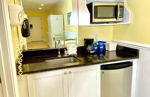 Atlantic Beach Hotel | Pet-friendly, 3 Blocks to Beach, Centrally Located! Unit 301