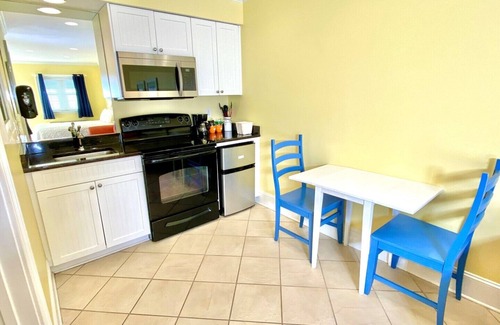 Atlantic Beach Hotel | Pet-friendly, 3 Blocks to Beach - Full Kitchen! Unit 405