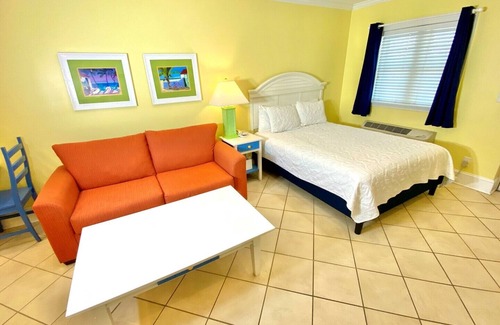 Atlantic Beach Hotel | Pet-friendly, 3 Blocks to Beach - Full Kitchen! Unit 405