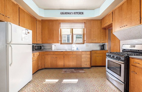 Manistee House | Pet Friendly 3 Bed house close to everything!