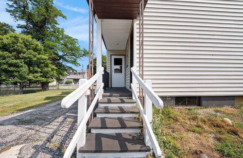 Manistee House | Pet Friendly 3 Bed house close to everything!