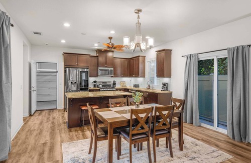 Riverpark House | Pet-Friendly, 4 bdrm Riverpark Gem (30+ Day Stays)