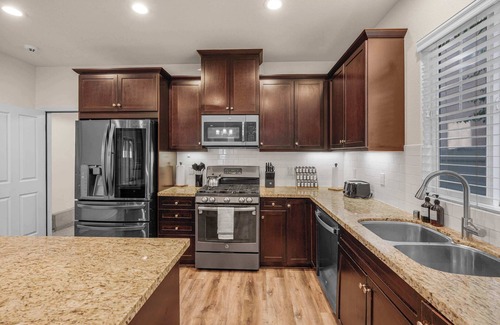 Riverpark House | Pet-Friendly, 4 bdrm Riverpark Gem (30+ Day Stays)