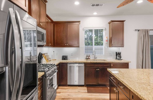 Riverpark House | Pet-Friendly, 4 bdrm Riverpark Gem (30+ Day Stays)