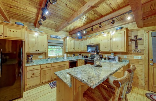 Tate Cabin | PET Friendly 4 Bed LOG CABIN! Golfing, Two Pools, Hiking & Private Fishing Lake!