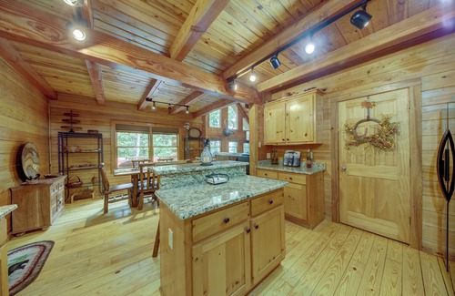 Tate Cabin | PET Friendly 4 Bed LOG CABIN! Golfing, Two Pools, Hiking & Private Fishing Lake!