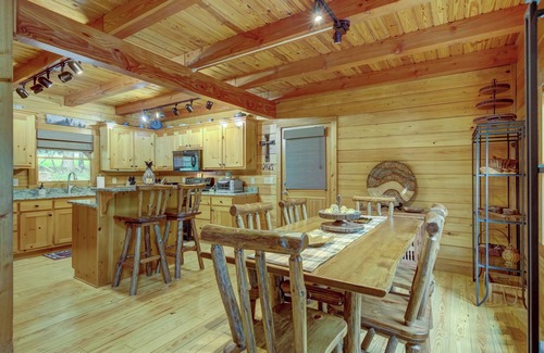 Tate Cabin | PET Friendly 4 Bed LOG CABIN! Golfing, Two Pools, Hiking & Private Fishing Lake!
