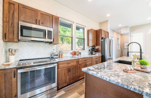 Sevierville Cabin | *Pet-friendly 4BD w/POOL! Hot Tub + Near Lake!*