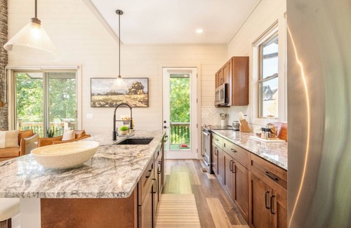 Sevierville Cabin | *Pet-friendly 4BD w/POOL! Hot Tub + Near Lake!*