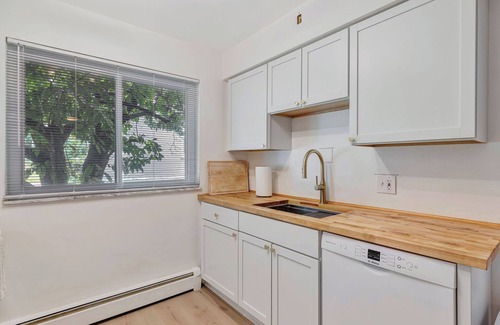 Westwood Apartment | Pet Friendly, 6 miles to UCMC, 8 miles to Xavier, Perfect for Long Term Stays