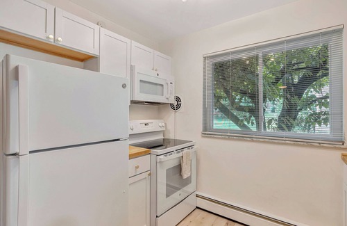 Westwood Apartment | Pet Friendly, 6 miles to UCMC, 8 miles to Xavier, Perfect for Long Term Stays