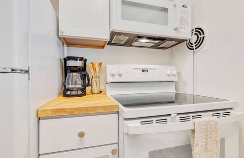 Westwood Apartment | Pet Friendly, 6 miles to UCMC, 8 miles to Xavier, Perfect for Long Term Stays