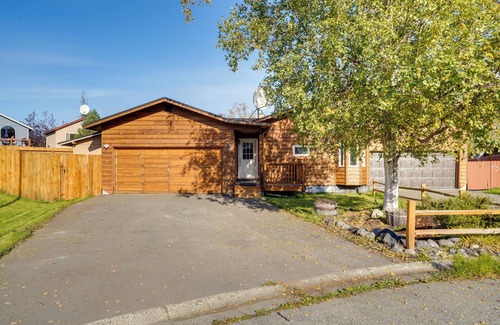 Scenic Foothills Cottage | Pet-friendly Anchorage Home - 8 Mi to Downtown!