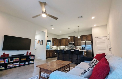 St. Johns House | Pet-Friendly ATX International House