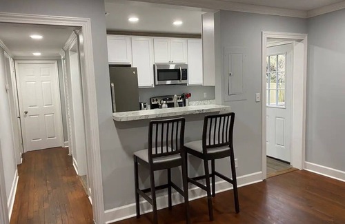 Lakeshore South House | Pet Friendly Charming Lakeshore Bungalow Sleeps 6