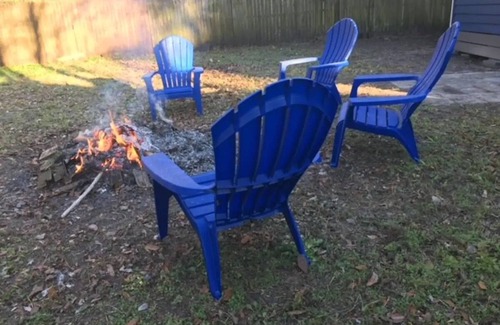 Lakeshore South House | Pet Friendly Charming Lakeshore Bungalow Sleeps 6