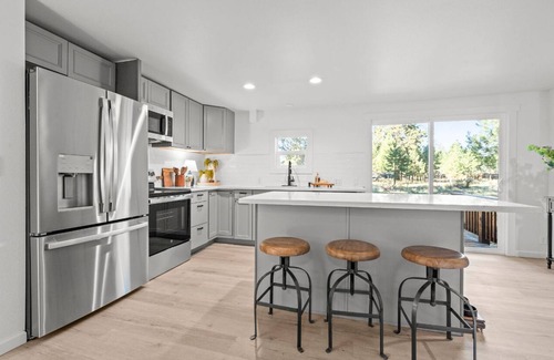 Deschutes River Woods House | Pet friendly close in on 1 Acre, 3-bedroom house with A/C in Bend + RV Hook up