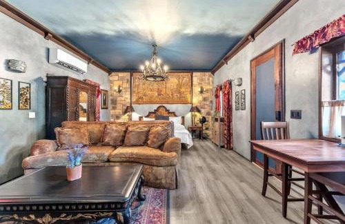Fredericksburg House | Pet Friendly Cottage w/Hot-Tub 10-Mins to Downtown