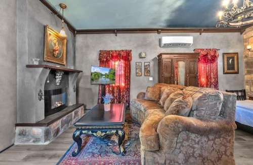 Fredericksburg House | Pet Friendly Cottage w/Hot-Tub 10-Mins to Downtown