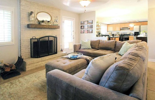 Sunset House | Pet friendly. Cozy 3-BR home with office, fitness room, laundry in El Paso