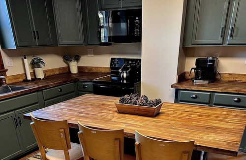 White Cabin | Pet Friendly Cozy Cabin Close to Slopes