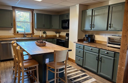 White Cabin | Pet Friendly Cozy Cabin Close to Slopes