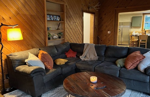 White Cabin | Pet Friendly Cozy Cabin Close to Slopes