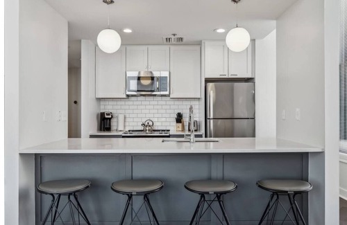 Downtown Pittsburgh Hotel | Pet-Friendly Downtown | Kitchen & Laundry | Walk to Point State Park