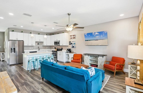 East Hill House | Pet Friendly East Hill New Build - Walk to Graffiti Bridge - Close to Downtown and Pensacola Beach