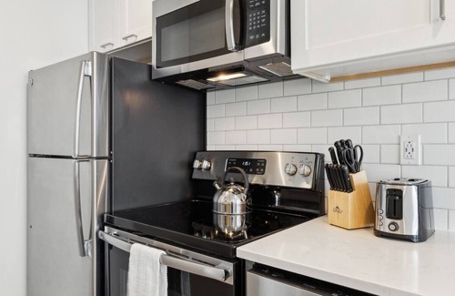 Downtown Pittsburgh Apartment | Pet-Friendly Escape | Kitchen & Laundry | Walk to Point State Park | 2 Units