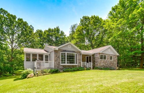Pymatuning Central House | Pet-Friendly Espyville Home with Yard and Fire Pit!
