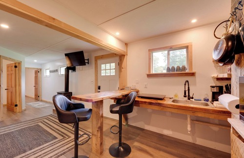 Hillsgrove Cottage | Pet-friendly Hillsgrove Cabin w/Community Perks!