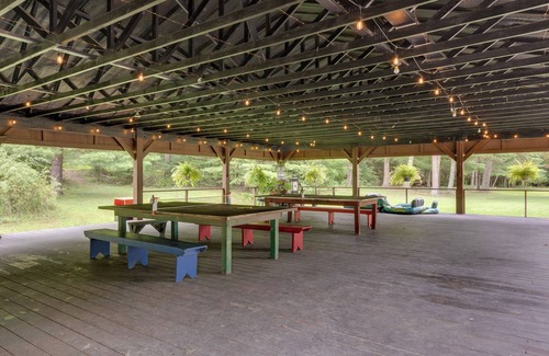 Hillsgrove Cottage | Pet-friendly Hillsgrove Cabin w/Community Perks!