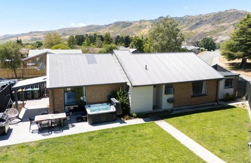 Lowburn House | Pet friendly holiday home and spa in sunny Cromwell