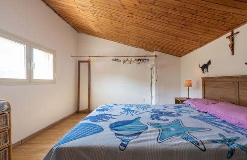 Carloforte House | Pet-Friendly Holiday Home Casa Ewa with Garden & Wi-Fi
