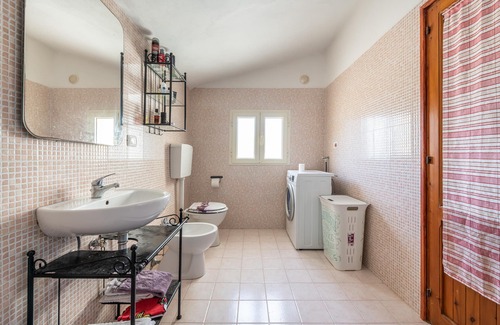 Carloforte House | Pet-Friendly Holiday Home Casa Ewa with Garden & Wi-Fi