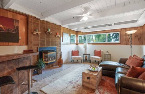 Des Moines House | Pet-friendly home with washer/dryer, deck, fenced front/backyar