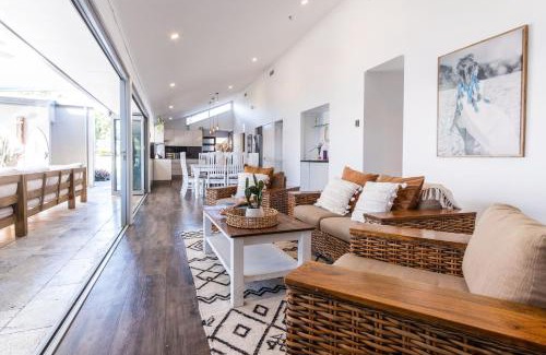 Bokarina House | Pet Friendly House Opposite Bokarina Beach