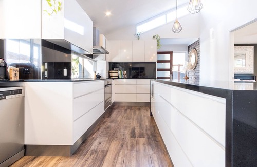 Bokarina House | Pet Friendly House Opposite Bokarina Beach